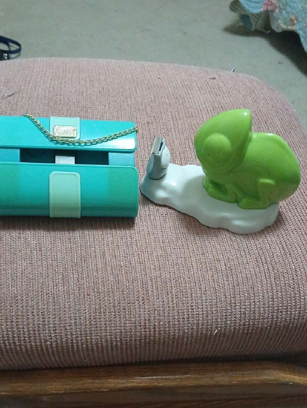 Post IT Clutch Holder And Scotch Green Lizard Tape Dispenser